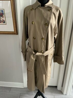 Vintage Burberry trenchcoat women’s 16 long 10 belted check line